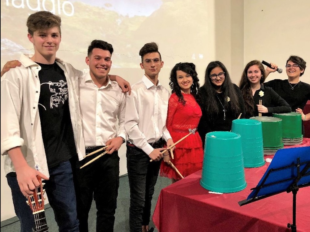 Suona e canta a scuola